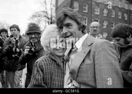 BARBARA WINDSOR & RONALD KNIGHT Banque D'Images