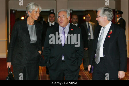 La ministre des Finances française Christine Lagarde (à gauche) arrive avec Domonique Strauss-Khan du FMI (au centre) et le gouverneur de la Banque d'Angleterre, Mervyn King, pour le dîner du soir à l'hôtel Fairmont, à St Andrews, en Écosse, dans le cadre de la réunion des ministres des Finances et des gouverneurs des banques centrales du G20. Banque D'Images