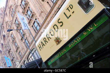 La camionnette électrique Harrods Walker 1919 lors de la parade de Noël Harrods sur Brompton Road, à l'ouest de Londres. Banque D'Images