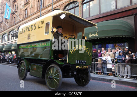 Harrods Christmas Parade - Londres.La camionnette électrique Harrods Walker 1919 lors de la parade de Noël Harrods sur Brompton Road, à l'ouest de Londres. Banque D'Images