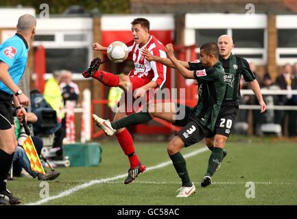 Soccer - FA Cup - première ronde - Stourbridge v Walsall - War Memorial Athletic Ground.Le Netan Sansara de Walsall (au centre) et Ben Billingham de Stourbridge (à gauche) se battent pour le ballon Banque D'Images