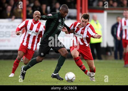 Drew Canavan de Stourbridge (à droite) et Emmanuele Smith de Walsall (à gauche) pour le ballon Banque D'Images