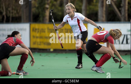 Tina Cullen de Bowdon célèbre le 4e but lors de son match de la première ligue de hockey de l'Angleterre à Polo Farm, Canterbury. Banque D'Images