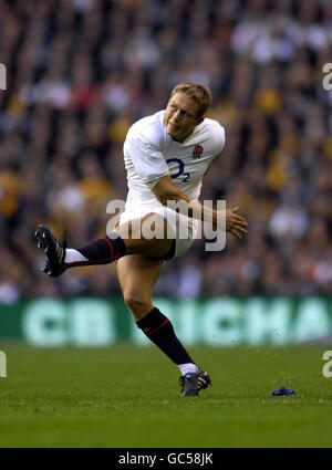 Jonny Wilkinson, en Angleterre, fait une pénalité lors du match de la série Investec Challenge au stade Twickenham, à Londres. Banque D'Images