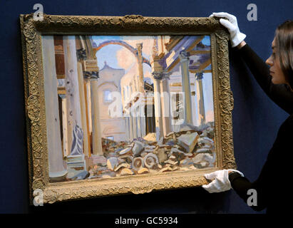 Un employé de Christie porte un tableau de Sir Winston Churchill, les ruines de la cathédrale d'Arras, qui sera en vente pour environ 180,000 à 250,000. Banque D'Images