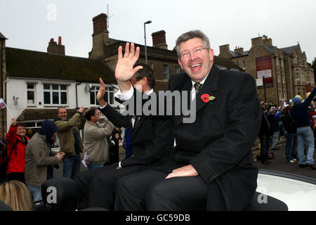 Ross Brawn reconnaît les fans qui se sont sortis célébrer le succès de Brawn GP dans le championnat du monde de Formule 1 de la FIA cette saison, lors d'un défilé à Brackley, Northamptonshire. Banque D'Images