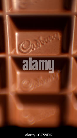 Gros plan d'un logo Cadbury dans une barre de chocolat au lait laitier. LE géant AMÉRICAIN de l'alimentation Kraft a lancé aujourd'hui une offre d'achat hostile pour le producteur de lait laitier Cadbury. Banque D'Images