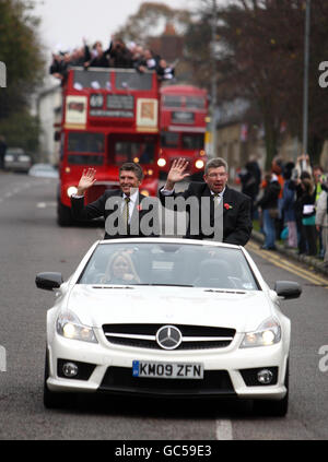 Nick Fry (à gauche) et Ross Brawn rendent hommage aux fans qui se sont produits pour célébrer le succès de Brawn GP dans le Championnat du monde de Formule 1 de la FIA cette saison, lors d'un défilé à Brackley, dans le Northamptonshire. Banque D'Images