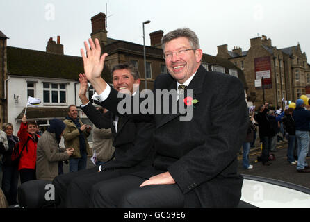 Ross Brawn (à droite) et Nick Fry reconnaissent les fans qui se sont produits pour célébrer le succès de Brawn GP dans le Championnat du monde de Formule 1 de la FIA cette saison, lors d'un défilé à Brackley, dans le Northamptonshire. Banque D'Images