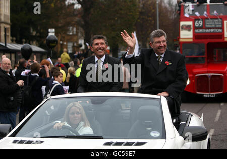 Nick Fry (à gauche) et Ross Brawn rendent hommage aux fans qui se sont produits pour célébrer le succès de Brawn GP dans le Championnat du monde de Formule 1 de la FIA cette saison, lors d'un défilé à Brackley, dans le Northamptonshire. Banque D'Images