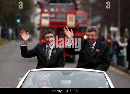 Nick Fry (à gauche) et Ross Brawn rendent hommage aux fans qui se sont produits pour célébrer le succès de Brawn GP dans le Championnat du monde de Formule 1 de la FIA cette saison, lors d'un défilé à Brackley, dans le Northamptonshire. Banque D'Images