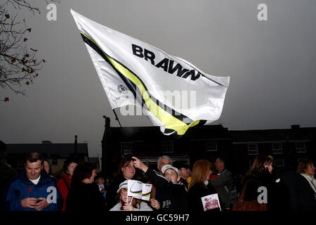 Les fans célèbrent le succès de Brawn GP dans le Championnat du monde de Formule 1 de la FIA cette saison, lors d'une parade à Brackley, Northamptonshire. Banque D'Images