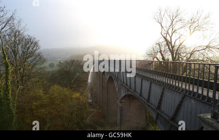 L'eau est drainée de l'aqueduc de Pontcysyllte dans le nord du pays de Galles, envoyant un torrent d'eau en cascade dans la rivière Dee près de 130 pieds en dessous, l'eau est drainée pour que l'aqueduc puisse être nettoyé. Banque D'Images