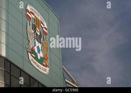 Vue générale du logo Coventry City sur le côté de la Ricoh Arena. Banque D'Images