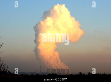 PHOTO. Le coucher du soleil près de la centrale de Radcliffe-on-Soar, dans le tinghamshire. Banque D'Images