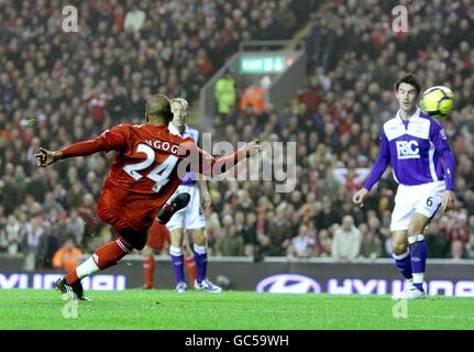 David Ngog (à gauche) de Liverpool marque le but d'ouverture Banque D'Images