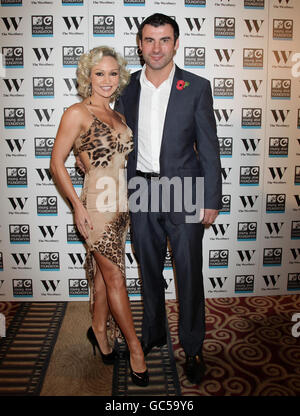 Joe Calzaghe et Kristina Rihanoff arrivent pour le lancement de la MTV Stay Alive Foundation de Travis McCoy's Unbattue Track et de la nouvelle association caritative, une à la fois, à l'hôtel Westbury dans le centre de Londres. Banque D'Images