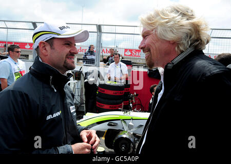 Rubens Barrichello, du groupe Brawn GP (à gauche), s'entretient avec Richard Branson (à droite) dans les fosses lors du Grand Prix britannique à Silverstone, dans le Northamptonshire. Banque D'Images