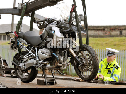 La moto du gardien de but de Tottenham Carlo Cudicini est chargée sur un camion de récupération après un accident avec une voiture sur Forest Road, Walthamstow, est de Londres. Banque D'Images