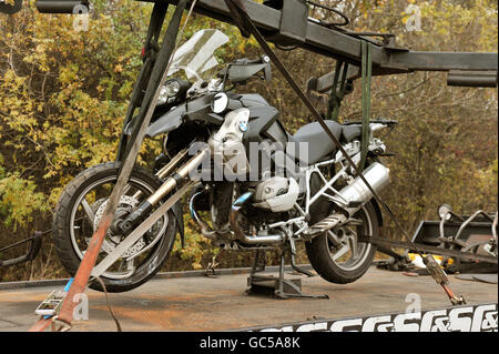 La moto du gardien de but de Tottenham Carlo Cudicini est chargée sur un camion de récupération après un accident avec une voiture sur Forest Road, Walthamstow, est de Londres. Banque D'Images