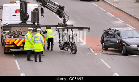 La moto du gardien de but de Tottenham Carlo Cudicini est chargée sur un camion de récupération après un accident avec une voiture sur Forest Road, Walthamstow, est de Londres. Banque D'Images