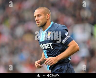 Football - Barclays Premier League - Stoke City v West Ham United - Britannia Stadium. Matthew Upson, West Ham United Banque D'Images