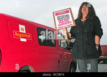 Grève postale.Sue Atkin, travailleuse du Royal Mail, détient une plaque à l'extérieur du dépôt de Stourton Royal Mail à Leeds. Banque D'Images