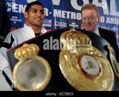 Amir Khan avec le promoteur Frank Warren (à droite) lors d'un appel photo au Centre Baltique de Gateshead. Banque D'Images