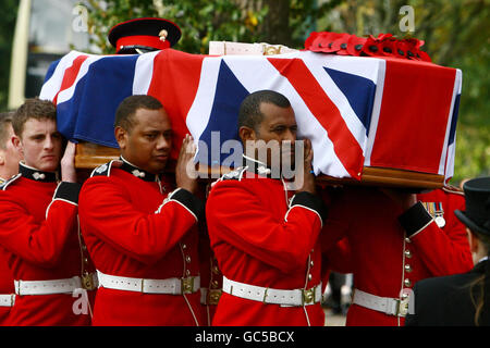 Le cercueil du Guardsman Jamie Janes du 1er Bataillon Grenadier Guards, quitte l'église St Philips à Hove, dans l'est du Sussex, après sa mort en Afghanistan plus tôt ce mois-ci. Banque D'Images