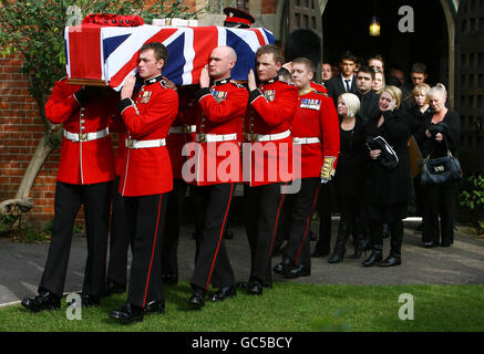 Le cercueil du Guardsman Jamie Janes du 1er Bataillon Grenadier Guards, quitte l'église St Philips à Hove, dans l'est du Sussex, après sa mort en Afghanistan plus tôt ce mois-ci. Banque D'Images