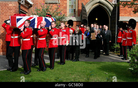 Le cercueil du Guardsman Jamie Janes du 1er Bataillon Grenadier Guards, quitte l'église St Philips à Hove, dans l'est du Sussex, après sa mort en Afghanistan plus tôt ce mois-ci. Banque D'Images