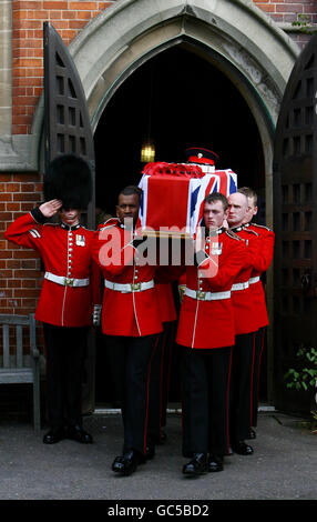 Le cercueil du Guardsman Jamie Janes du 1er Bataillon Grenadier Guards, quitte l'église St Philips à Hove, dans l'est du Sussex, après sa mort en Afghanistan plus tôt ce mois-ci. Banque D'Images