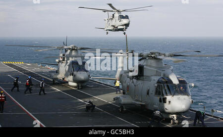 Le HMS Illustrious se joint aux célébrations de la Marine 100 Fly Banque D'Images