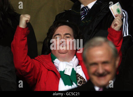 Susan Boyle, la britannique à la rencontre du groupe de l'UEFA Europa League au Celtic Park, à Glasgow. Banque D'Images