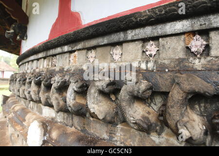 Sculptures sur les murs d'un temple à thrissur, Kerala Banque D'Images