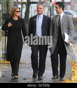 Tommy Sheridan (au centre) et Gail Sheridan (à gauche) arrivent à la haute Cour de Glasgow avec l'avocat Amer Anwar (à droite) pour une audience préliminaire. Banque D'Images