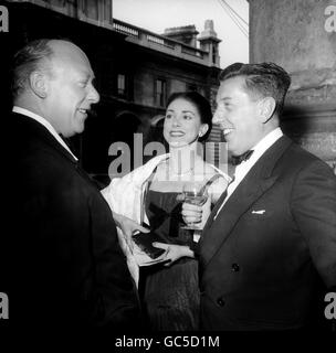 M. Webster (l), Prima ballerina Margot Fonteyn (c) et Frederick Ashton (r) discutent du ballet sur l'un des balcons du Crush Bar. Banque D'Images