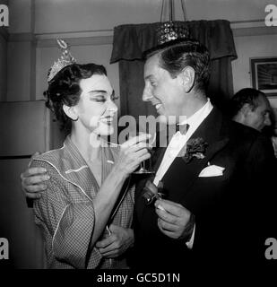 Prima Ballerina Margot Fonteyn (l) et Frederick Ashton (chorégraphe) partagent un verre la première nuit de 'sylvia'. Banque D'Images