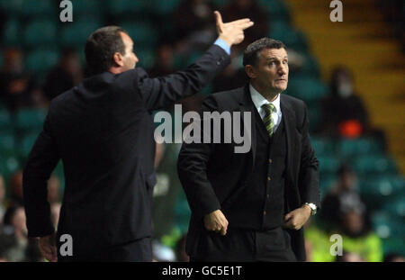 Caba Laslo, responsable des cœurs (à gauche), et Tony Mowbray, directeur du Celtic, lors du match de finale de la coupe d'assurance coopérative au Celtic Park, à Glasgow. Banque D'Images