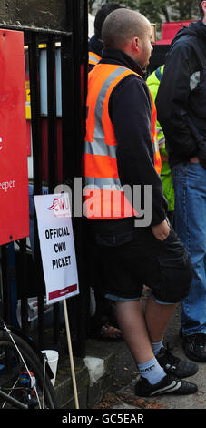 Grève postale.Un employé de Royal Mail sur la ligne de piquetage à l'extérieur du bureau de triage Royal Mail de Leeman Road, York. Banque D'Images