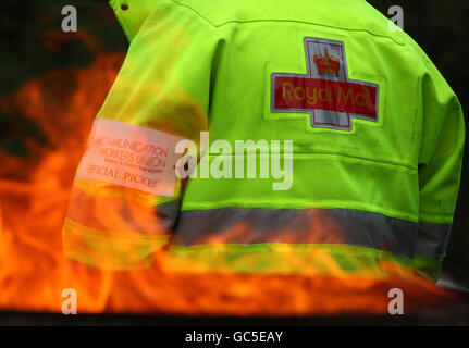 Grève postale.Les employés de la poste de Royal Mail picket l'entrée du centre de courrier de Glasgow à Springburn. Banque D'Images