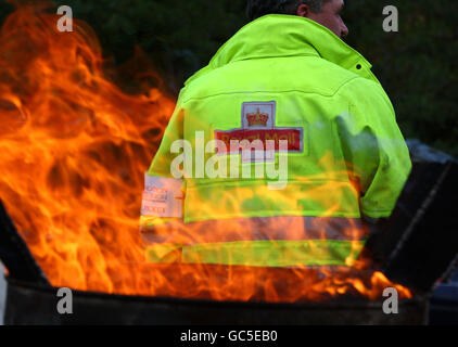 Les employés de la poste de Royal Mail picket l'entrée du centre de courrier de Glasgow à Springburn. Banque D'Images