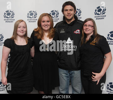 (De gauche à droite) Sarah Quick, Katie Verweijmeren, Alan McDonald d'Édimbourg et Ashley Ireland lors de la cérémonie de remise des diplômes de l'apprenti entraîneur de rugby à Murrayfield, Édimbourg. Banque D'Images