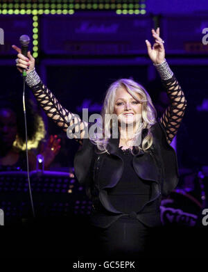 Bonnie Tyler se présentant sur scène lors du concert Hard Rock PINKTOBER Women of Rock, au Royal Albert Hall à l'ouest de Londres. Banque D'Images