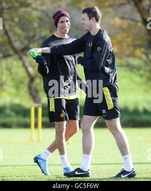 Gabriel Obertan (à gauche) et Jonny Evans de Manchester United lors d'une séance d'entraînement au terrain d'entraînement de Carrington, à Manchester. Banque D'Images