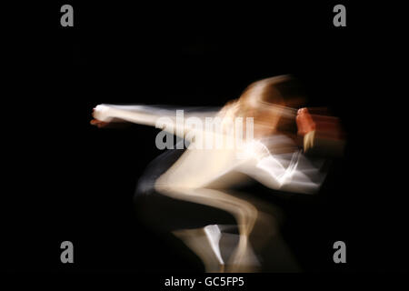 Des danseurs de Rambert Dance Company produisent la comédie du changement lors d'une répétition à Sadler's Wells, dans le centre de Londres. Banque D'Images