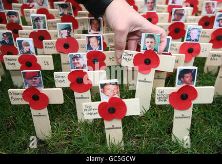 Les visages des cinq soldats britanniques qui sont morts en Afghanistan mardi (de gauche à droite), du Caporal Steven Boote, de l’Adjudant de classe 1 Darren chant, du Sergent Matthew Telford, du Guardsman James Major, du 1er Bataillon Grenadier Guards et du Caporal Nicholas Webster-Smith,La police militaire royale est placée au jardin du souvenir de l'abbaye de Westminster à Londres. Banque D'Images