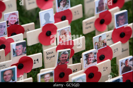 Une photo du Caporal Sarah Bryant, 26 ans, qui a été la première femme soldat à être tuée en Afghanistan, se trouve parmi les croix du souvenir dans le jardin du souvenir à l'abbaye de Westminster à Londres. Banque D'Images