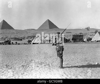 UN SENTINELLE AUSTRALIEN GARDE UN CAMP PRÈS DES PYRAMIDES DE GIZEH.ÉGYPTE, c1915. Banque D'Images