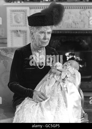 LA REINE MARY (ÉPOUSE DU ROI GEORGE V) TIENT SON ARRIÈRE-PETIT-FILS, LE PRINCE CHARLES, APRÈS SON BAPTÊME AU PALAIS DE BUCKINGHAM LE 15 DÉCEMBRE 1948. Banque D'Images